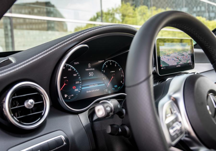 Панель приборов Mercedes-Benz C200 (W205) 2018 года  (WW) (фото 20 из 34)
